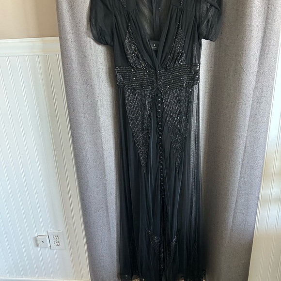 Vintage Anna Sui black embroidered size 6 gown worn once. Excellent condition - Picture 2 of 3